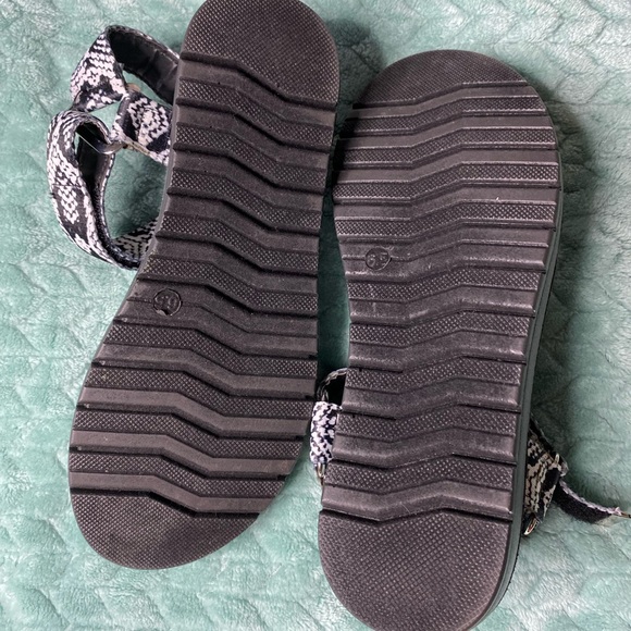 Cute Steven Madden Sandals - Picture 4 of 5